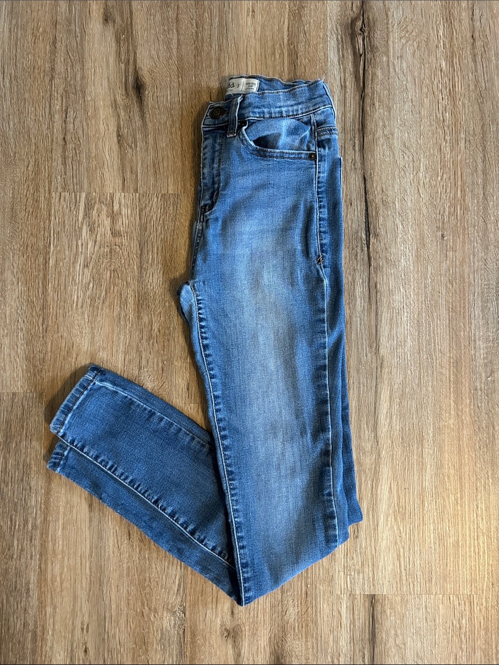 Mudd High Rise Jean Legging in Blue Wash with Faded Detailing